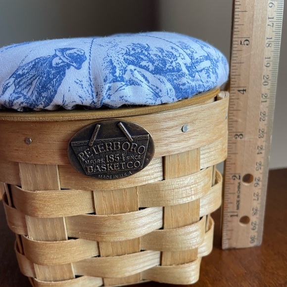 Peterboro Basket Co 5" Round Basket with Swing Handle and Lid - Picture 11 of 11